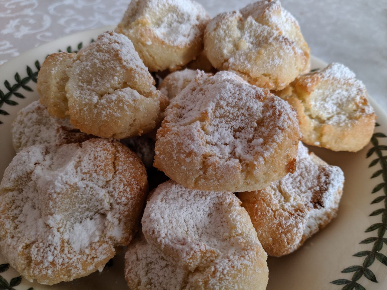 Un invitante foto di dolcetti alle mandorle.