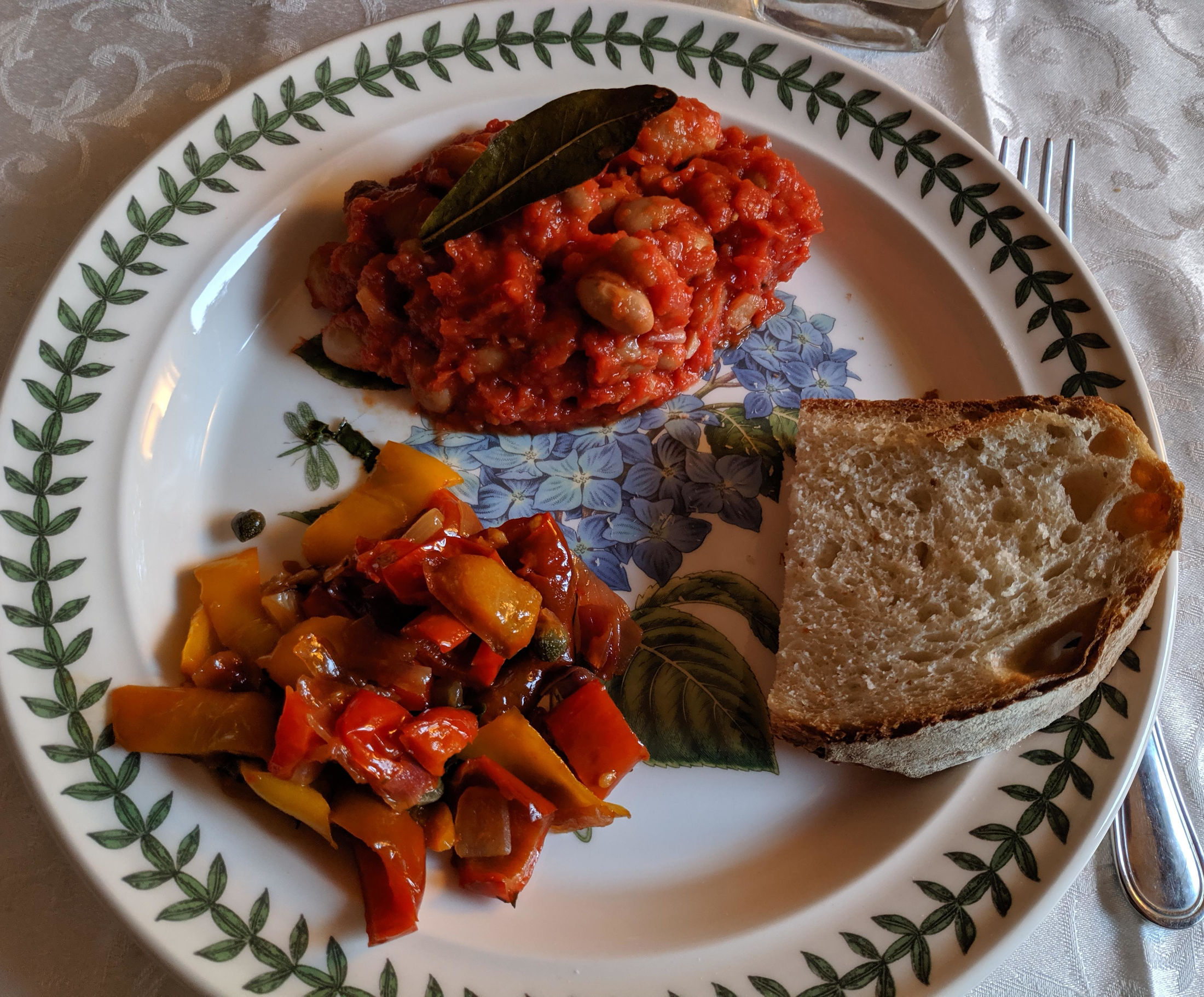 Un invitante foto di fagioli alla texana con pancetta.