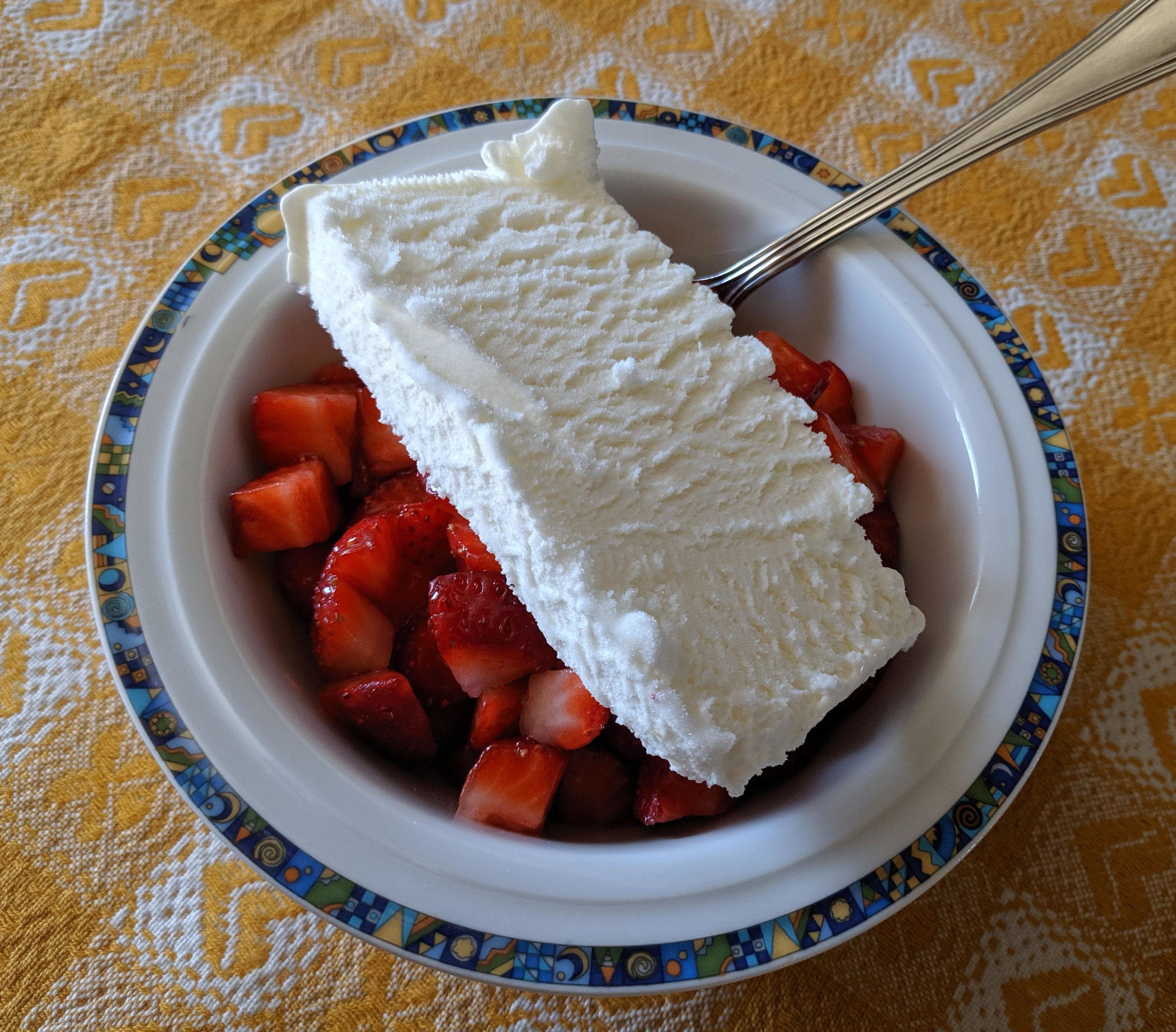 Un invitante foto di fragole alla panna.