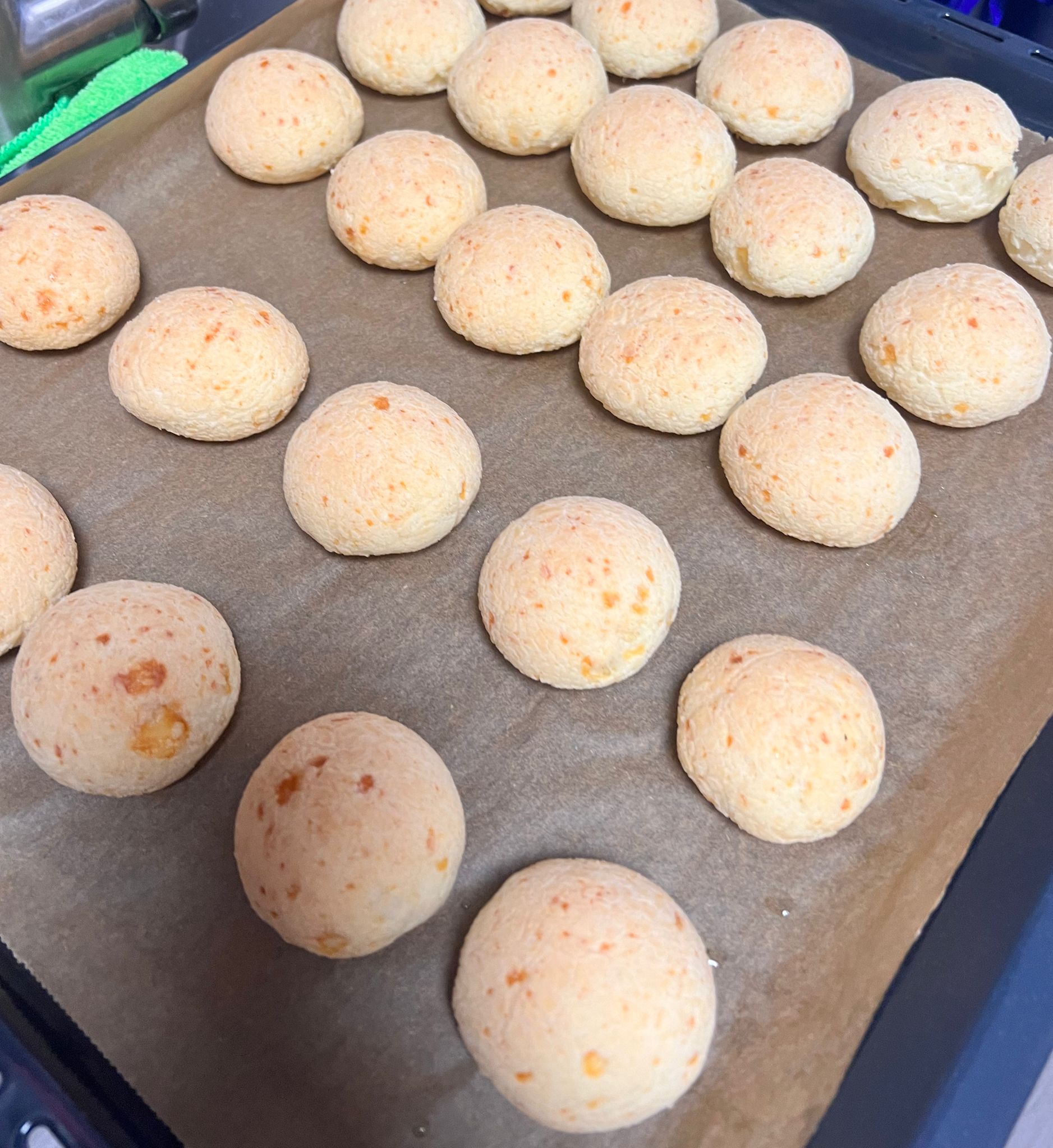 Un invitante foto di pão de queijo.