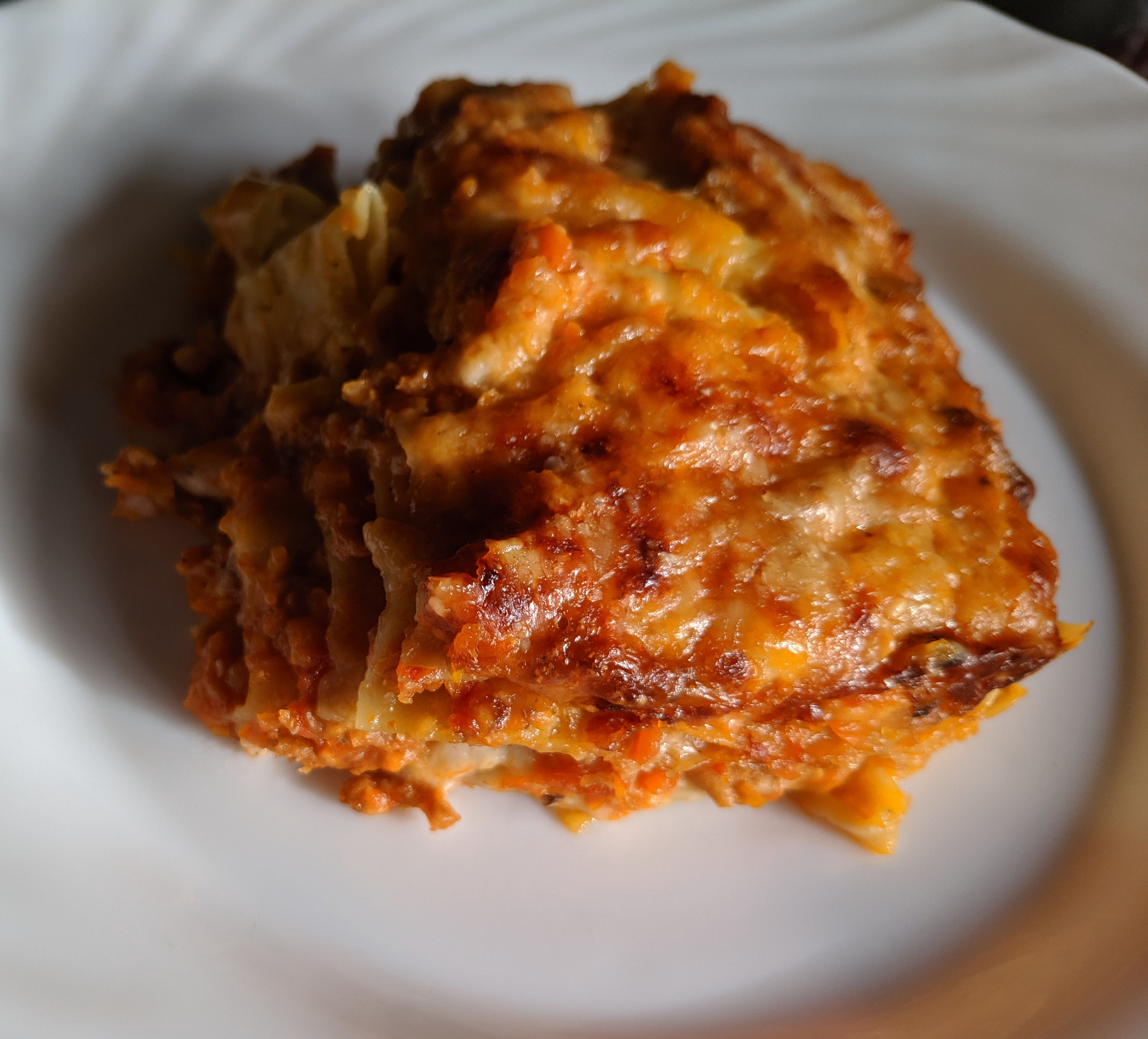 Un invitante foto di pasticcio al ragu vegetariano.