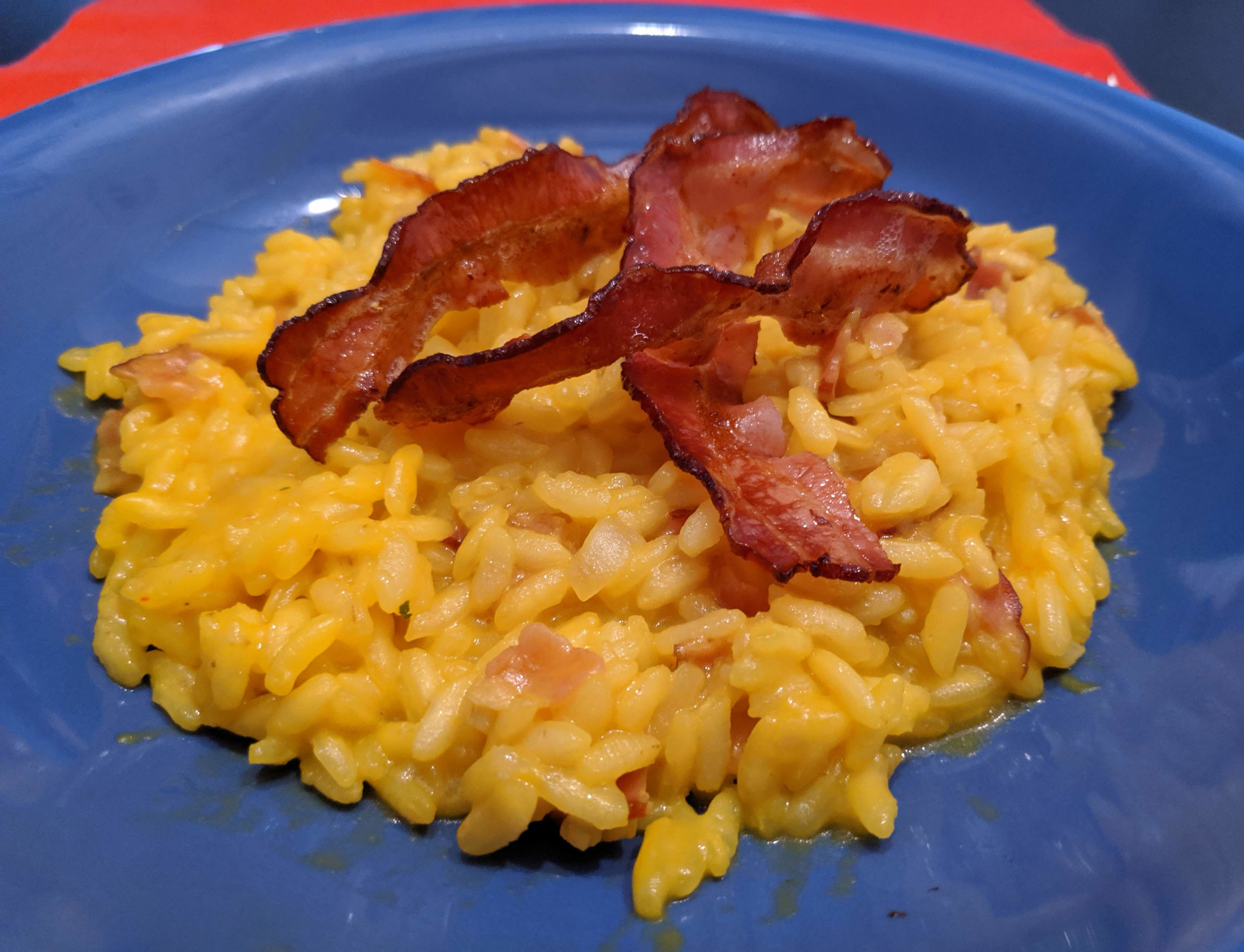 Un invitante foto di risotto allo zafferano e pancetta.